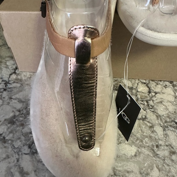 NWT•Ugg Sandals• - Picture 3 of 6